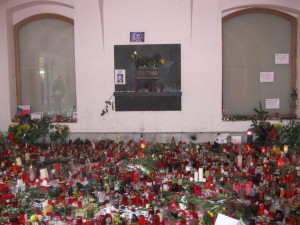 Pamětní deska připomínající události 17. listopadu 1989 na Národní třídě ještě v průjezdu Kaňkova domu, od 16. 11. 2016 je deska přemístěna na jeho fasádu.
