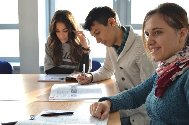 Tento obrázek nemá vyplněný atribut alt; název souboru je students-702090_640-1-1.jpg.